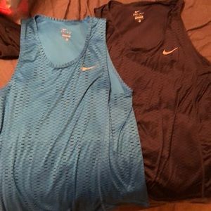 Two Nike tanks bundle